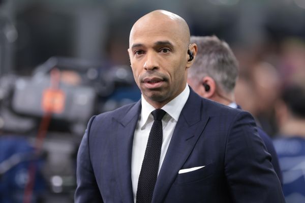 阿森纳传奇人物蒂埃里·亨利在“面试法国主帅职位”后在 NBA 偶像的派对上展示了他的舞蹈动作