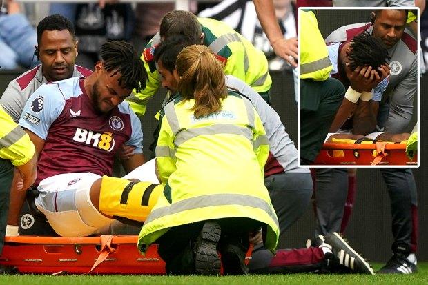 阿斯顿维拉球星泰隆·明斯在对阵纽卡斯尔的比赛中受伤，脚上穿着防护靴，被担架抬下场