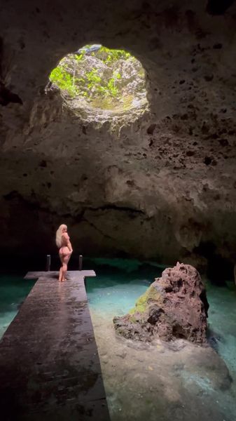 艾丽·布鲁克 (Elle Brooke) 在墨西哥度假时在神圣的地下泳池中炫耀她的屁股，并在餐厅加入了不穿胸罩俱乐部