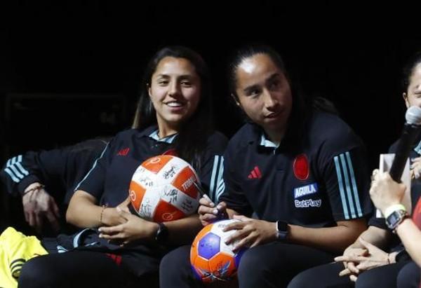哥伦比亚女足英雌式返国 卡丝度缺席
