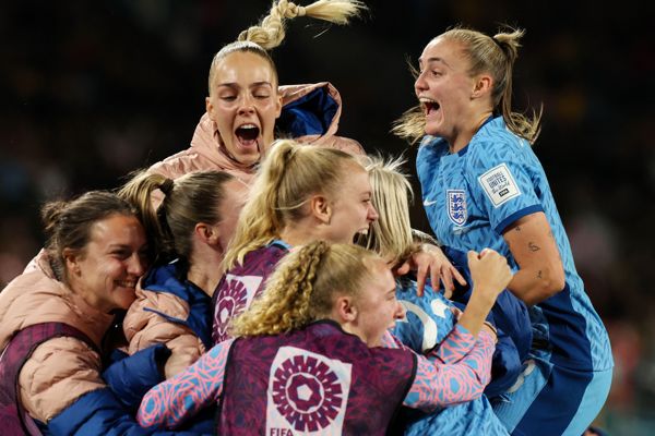 英勇的母狮队自 1966 年以来首次闯入世界杯决赛，英格兰球迷为之疯狂……并战胜澳大利亚队