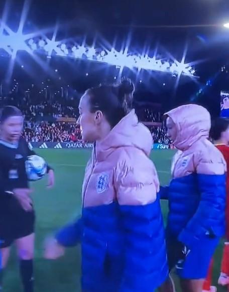 在英格兰球星在战胜中国队的比赛中成为有争议的决定的受害者后，观看露西·布朗兹与裁判握手