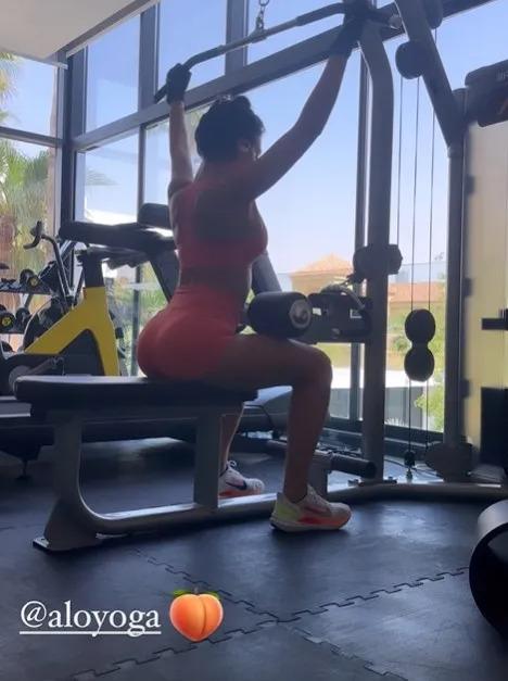 克里斯蒂亚诺·罗纳尔多 (Cristiano Ronaldo) 饰演的乔治娜·罗德里格斯 (Wag Georgina Rodriguez) 穿着紧身衣去健身房锻炼，展示了她的“桃色”臀部