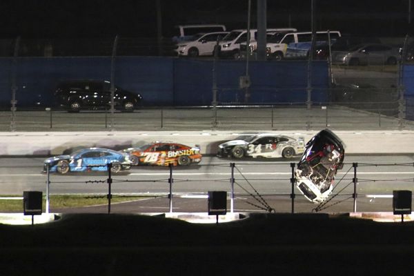 疯狂时刻 NASCAR 车手在时速 190 英里的恐怖车祸中翻转汽车十次，“颤抖”的赛车手被送往医院