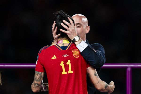 西班牙足协主席要求路易斯·鲁维亚莱斯辞职，因与老板发生性侵事件而面临“性侵犯”调查和15年禁赛