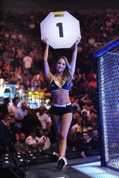 布兰妮·帕尔默 (Brittney Palmer) 身着 UFC 291 八角形女孩小服装惊艳亮相，后台滑稽动作让粉丝们“惊叹不已”