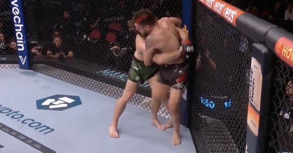 UFC 293 比赛中，对手肘部疑似脱臼，拳手“听到砰的一声”