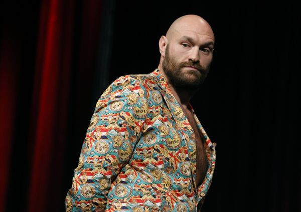 泰森·福里 (Tyson Fury) 14 岁时第一次出现在业余健身房时身高 6 英尺 4 英寸，身高 14 英尺，并被禁止参加青少年拳击比赛
