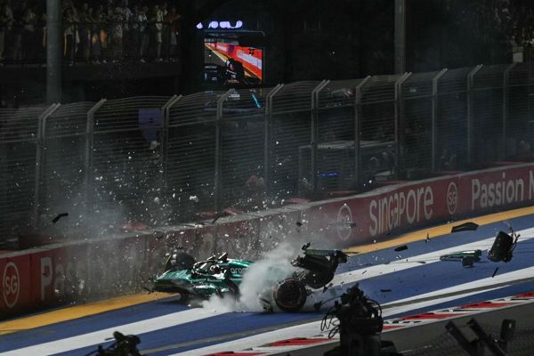 F1 明星兰斯·斯特罗尔在新加坡大奖赛上以 150 英里每小时的速度发生恐怖车祸，失去了方向盘，粉丝们惊叹不已