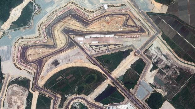 在废弃的 F1 赛道内，耗资 3 亿英镑的“壮观失败”只举行了四场比赛，垃圾在垃圾箱里腐烂