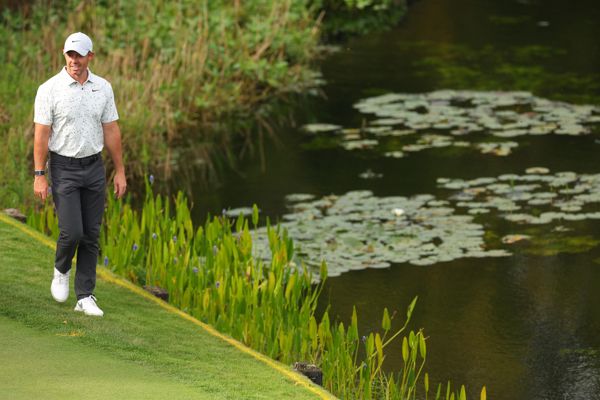 观看罗里·麦克罗伊 (Rory McIlroy) 在温特沃斯 (Wentworth) 举行的 BMW PGA 锦标赛上打出“有史以来最幸运的高尔夫球”，解说员感叹道“哇哦”