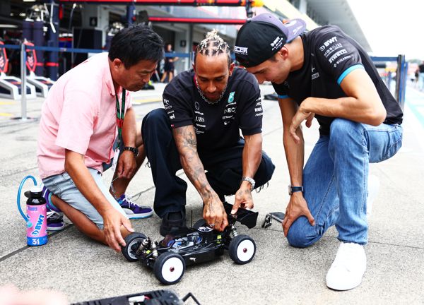 刘易斯·汉密尔顿 (Lewis Hamilton) 为日本大奖赛所做的令人难以置信的积累，包括任天堂伪装和遥控汽车乐趣
