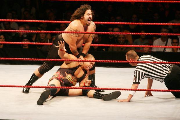 前 WWE 巨星马努“被诊断出患有复杂的心脏问题后在医院为生命而战”