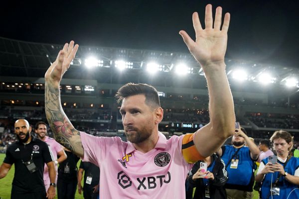 观看莱昂内尔·梅西 (Lionel Messi) 对阵洛杉矶足球俱乐部 (LAFC) 的明星嘉宾名单揭晓，其中包括莱昂纳多·迪卡普里奥 (Leonardo DiCaprio) 和两名蜘蛛侠 (TWO SpiderMen)