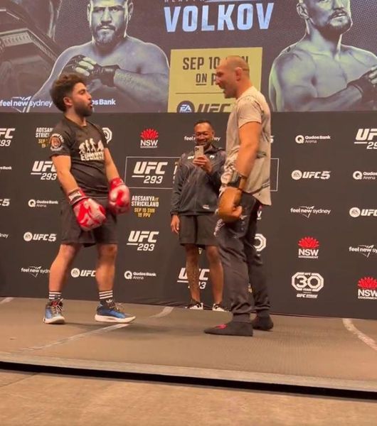 UFC 明星肖恩·斯特里克兰 (Sean Strickland) 在与冠军以色列·阿德萨尼亚 (Israel Adesanya) 的冠军争夺战前几天在舞台上与粉丝发生争执