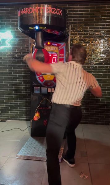 康纳·麦格雷戈（Conor McGregor）在拳击机上尴尬地得分一分，然后愤怒不已……但球迷们有一个理论为什么