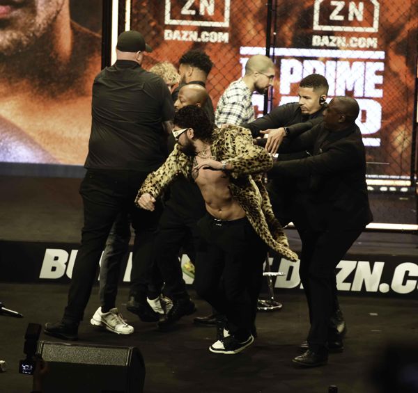 洛根·保罗在拳击比赛前的混乱场景中被狄龙·丹尼斯攻击后露出肿胀的脸