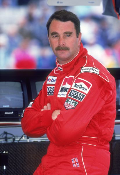 赛车传奇人物奈杰尔·曼塞尔 (Nigel Mansell) 从他辉煌的 F1 职业生涯中获得了令人眼花缭乱的鞭打纪念品