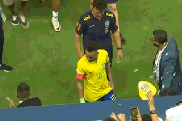 世界杯预选赛震惊后，内马尔被爆米花盒击中头部，愤怒地向球迷发怒