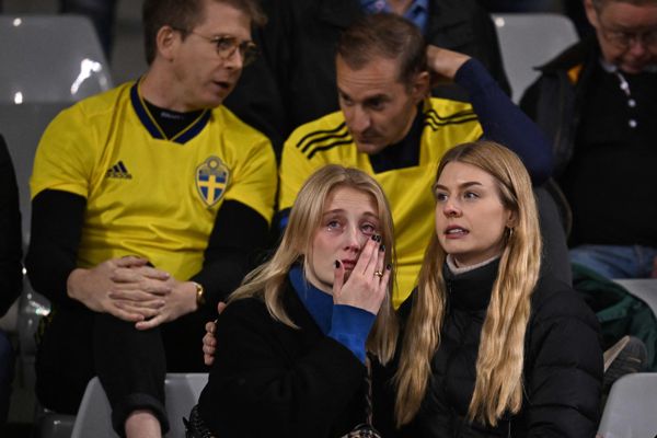 2024年欧洲杯比赛前两名瑞典球迷在布鲁塞尔袭击中被枪杀，比利时对阵瑞典的比赛中场休息