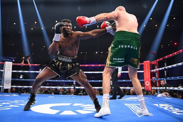 泰森·富里 (Tyson Fury) 被击倒后幸免于难，他努力以有争议的分数击败 MMA 明星弗朗西斯·纳干努 (Francis Ngannou)