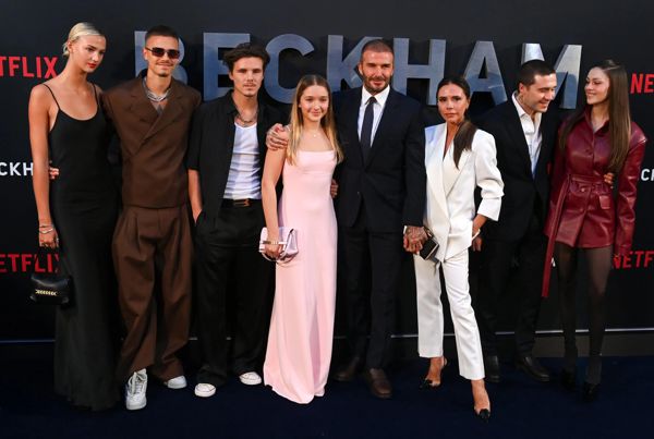 大卫·贝克汉姆 (David Beckham) 和维多利亚·贝克汉姆 (Victoria Beckham) 与他们的家人和名人朋友一起参加众星云集的 Netflix 纪录片首映式