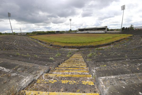 英国和爱尔兰申办2028年欧洲杯后，废弃体育场内杂草丛生
