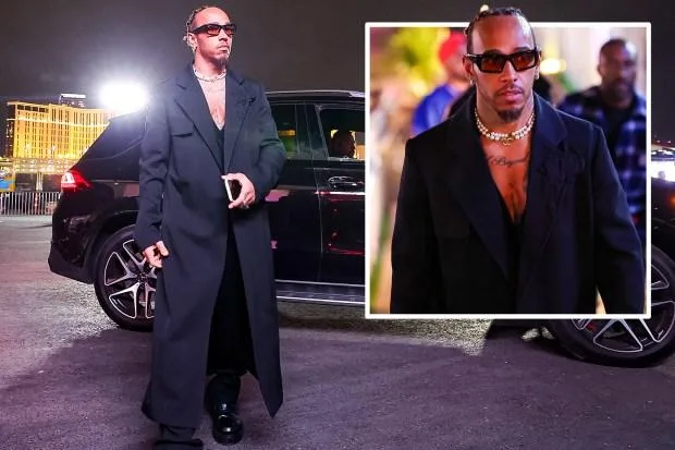 刘易斯·汉密尔顿 (Lewis Hamilton) 身穿黑色风衣漫步拉斯维加斯红毯，粉丝称 F1 传奇“诞生于《黑客帝国》”