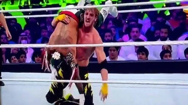 我差点杀了神秘人雷伊……洛根·保罗在他最新的 WWE 比赛中透露了那个可怕的时刻