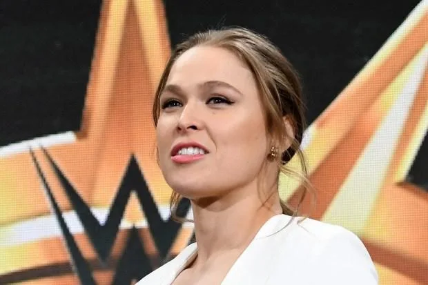 前 UFC 和 WWE 冠军隆达-罗西 (Ronda Rousey) 在退出体育运动几周后令人震惊地出现在擂台上