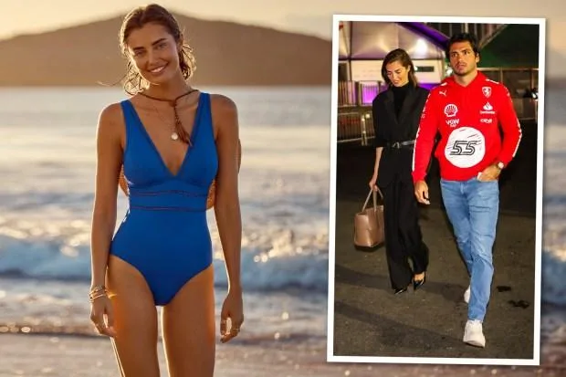F1 明星卡洛斯·塞恩斯 (Carlos Sainz Jr) 的模特女友丽贝卡·唐纳森 (Rebecca Donaldson) 在海滩上身着蓝色连体衣展示迷人身材