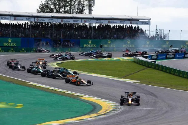 F1巴西大奖赛因重大安全漏洞而受到国际汽联调查，而刘易斯·汉密尔顿仍在赛道上