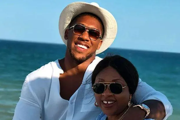 安东尼·约书亚 (Anthony Joshua) 说，我是前世界拳击冠军，净资产超过 2 亿英镑，但 34 岁时我仍然和妈妈住在一起