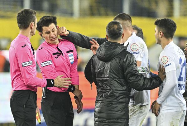 恐怖时刻，裁判被俱乐部主席一拳打倒，俱乐部主席被捕——土耳其推迟所有足球比赛