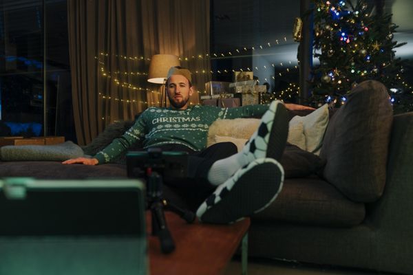 哈里·凯恩 (Harry Kane) 主演圣诞主题亚马逊广告 – 未能准备好节日晚餐