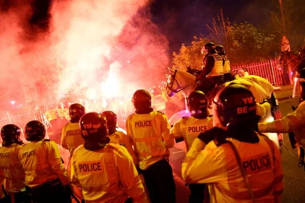 阿斯顿维拉比赛前与波兰球迷发生暴力冲突，警察开火，造成三人受伤