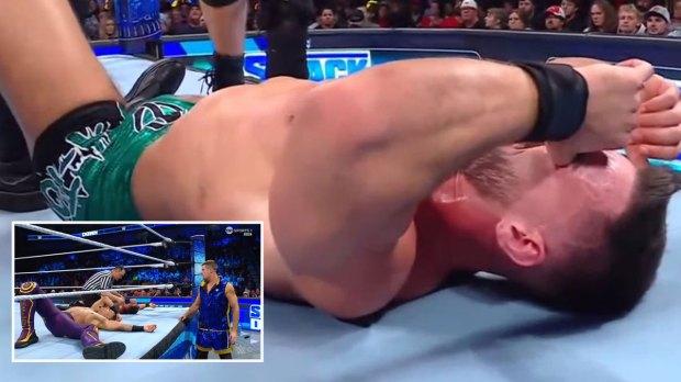 奥斯汀·理论 (Austin Theory) 与卡梅罗·海耶斯 (Carmelo Hayes) 从顶绳上摔下来，脖子被压住，WWE 被迫停止现场直播比赛