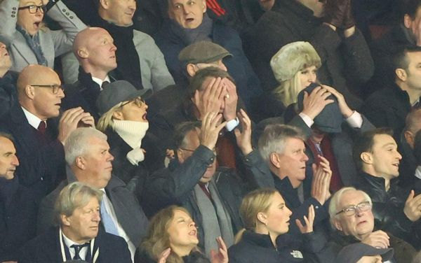 吉姆·拉特克利夫爵士在亚历克斯·弗格森爵士旁边双手抱头，观看曼联两次对阵热刺的比赛中丢掉领先优势