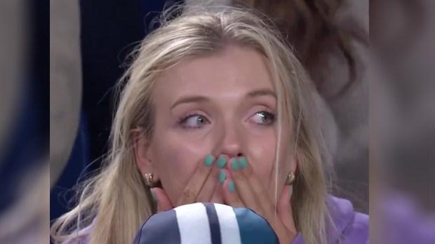 凯蒂·博尔特 (Katie Boulter) 震惊地捂住脸，因为男友德米纳尔 (De Minaur) 在澳大利亚网球公开赛上完成了罕见的“双吻”