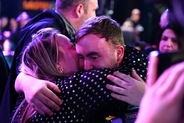 16 岁的卢克·利特勒 (Luke Littler) 在进入世界飞镖锦标赛决赛后，得到了情感丰富的妈妈和女友埃洛伊斯 (Eloise) 的热烈拥抱
