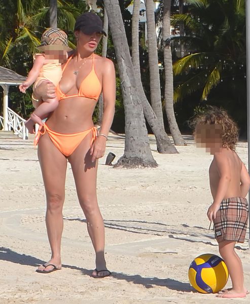 劳伦·古德曼 (Lauryn Goodman) 与凯尔·沃克 (Kyle Walker) 一起的孩子们在海滩上踢足球，秘密家庭曝光后她逃离了这里