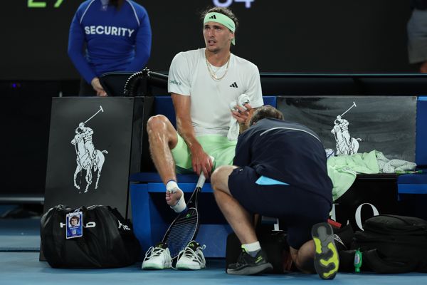 澳大利亚网球公开赛球星亚历山大·兹维列夫的脚趾甲上有洞，他的伤势很严重