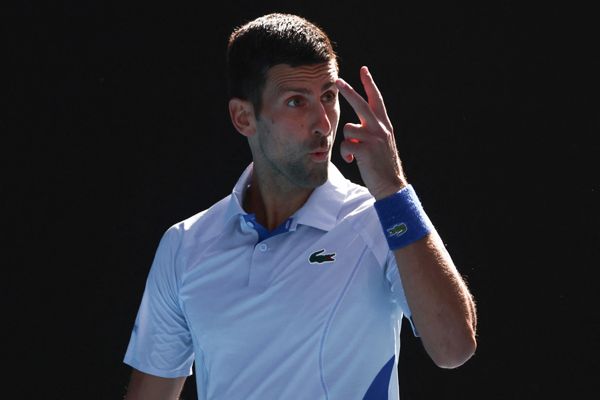 诺瓦克·德约科维奇 (Novak Djokovic) 被詹尼克·辛纳 (Jannik Sinner) 淘汰出澳网，结束了完美的半决赛记录