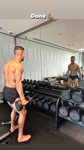 38 岁的克里斯蒂亚诺·罗纳尔多 (Cristiano Ronaldo) 在沙特联赛冬歇期期间裸上身享受健身训练，展示了撕裂的腹肌