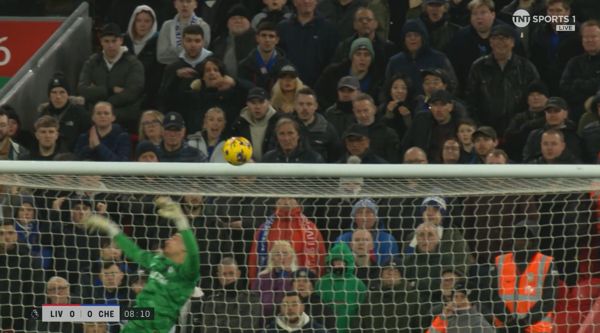 目光敏锐的球迷在利物浦对阵切尔西的比赛中看到达尔文·努涅斯的射门差点击中阿斯特丽德·韦特的脸