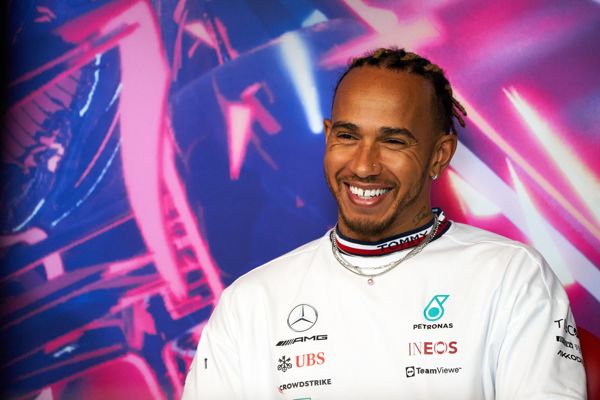 刘易斯·汉密尔顿 (Lewis Hamilton) 透露计划于 2015 年在东京酒吧加入法拉利……几年前，F1 传奇人物签署了价值 1 亿英镑的合同