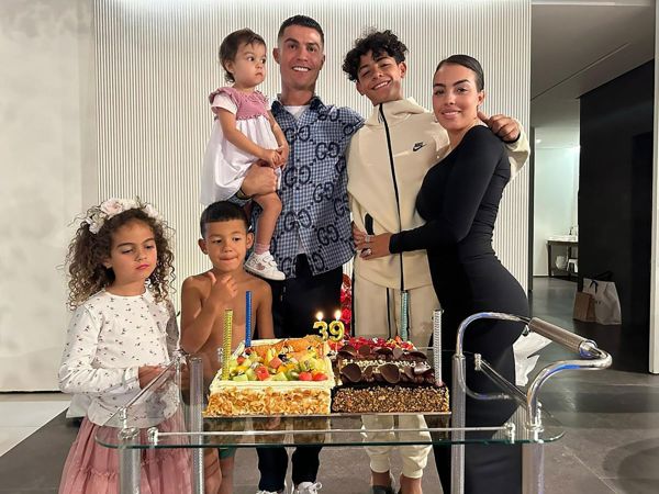 克里斯蒂亚诺·罗纳尔多 (Cristiano Ronaldo) 与乔治娜 (Georgina) 和孩子们一起庆祝生日，并用三个蛋糕庆祝 39 岁生日