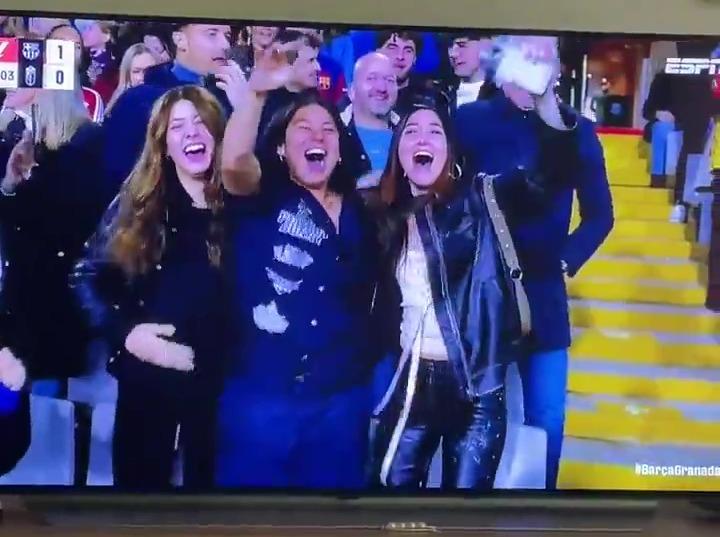 观看三名女性在电视直播中尴尬地堆叠它，同时庆祝巴塞罗那进球