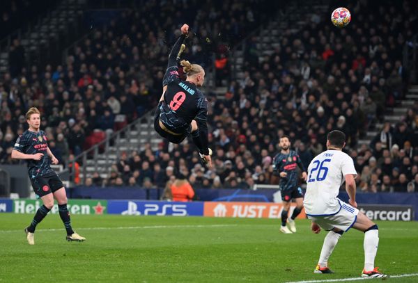 观看“非人”埃尔林·哈兰德在对阵哥本哈根足球俱乐部的比赛中，在空中跳跃 7 英尺 6 英寸，踢出克里斯蒂亚诺·罗纳尔多般的疯狂飞踢