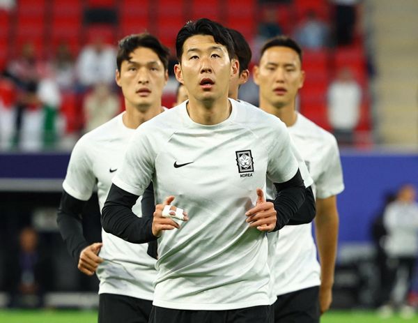 韩国队出局亚洲杯前夕，热刺球星孙兴慜在与队友的乒乓争吵中手指脱臼